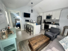 Updated 1bd Cottage - Pool Jacuzzi and More